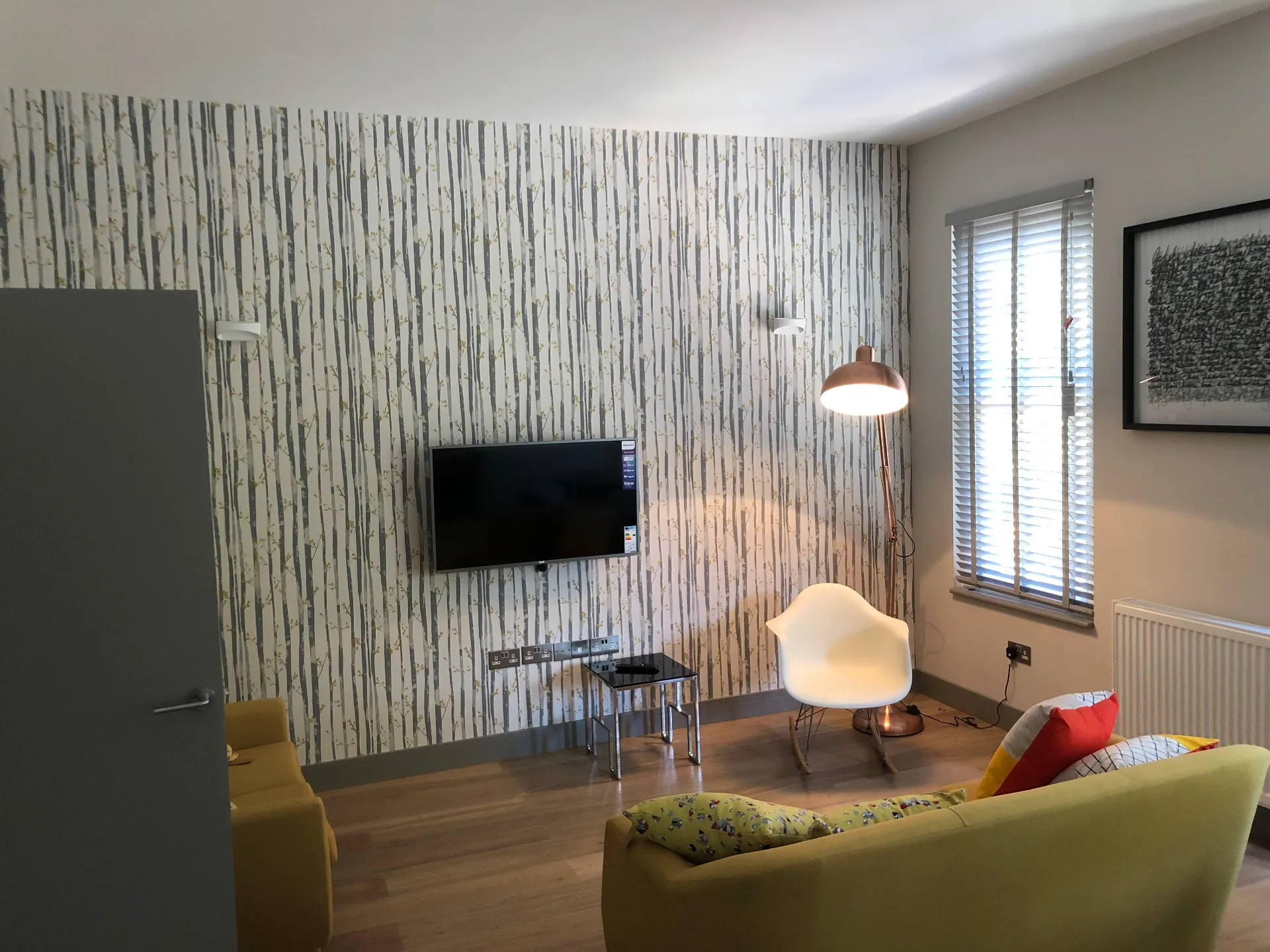 Let property Cavendish Road Clapham SW4 - stylish living room with feature wallpaper
